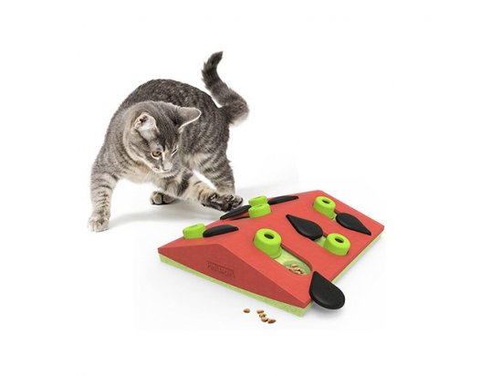 Фото - игрушки Nina Ottosson MELON MADNESS интерактивная игрушка - головоломка для кошек АРБУЗ